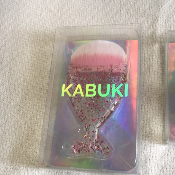 Makeup bundle with three items๐ท๐ท๐ท๐ธ๐๐ - Picture 3 of 4